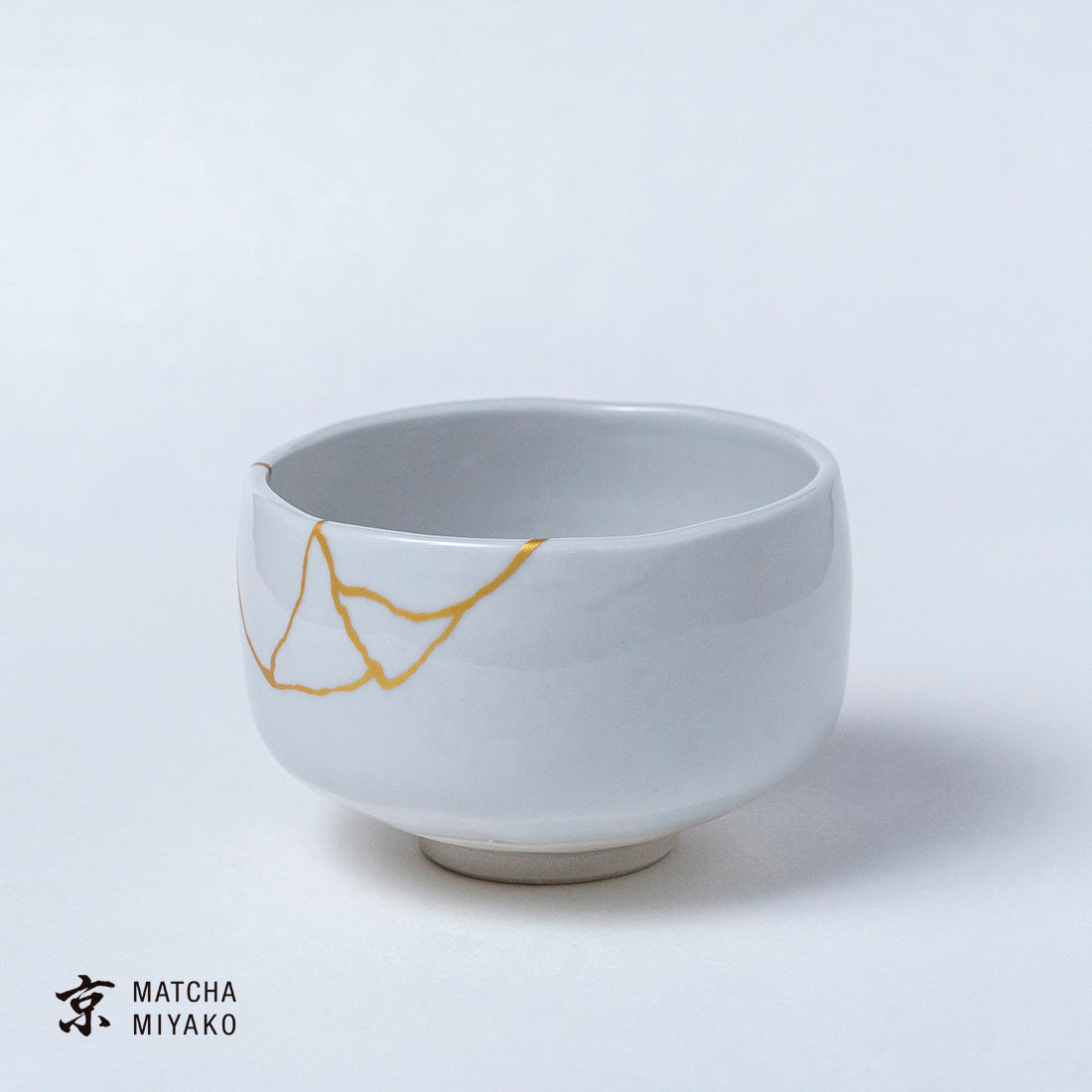 究極の美◼️蔵から吸い込まれる様な美しい白い抹茶茶碗が出てきました。茶道具、花道具 抹茶スターターセット（白天目 金継風） – 抹茶 京