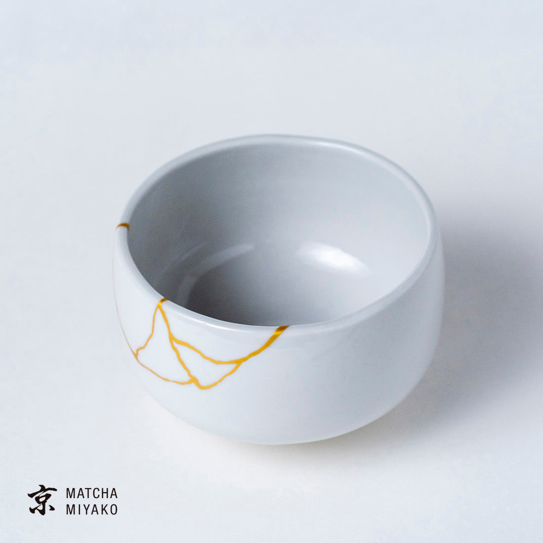 究極の美◼️蔵から吸い込まれる様な美しい白い抹茶茶碗が出てきました。茶道具、花道具 抹茶スターターセット（白天目 金継風） – 抹茶 京